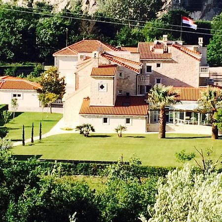 אומיס Apartments Anna מראה חיצוני תמונה