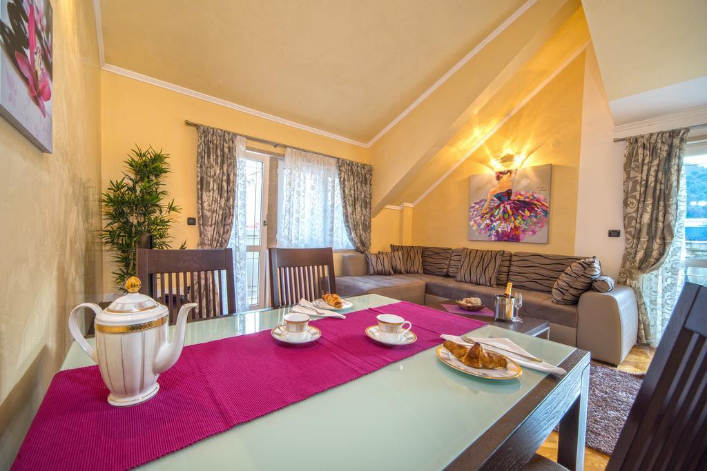 אומיס Apartments Anna מראה חיצוני תמונה
