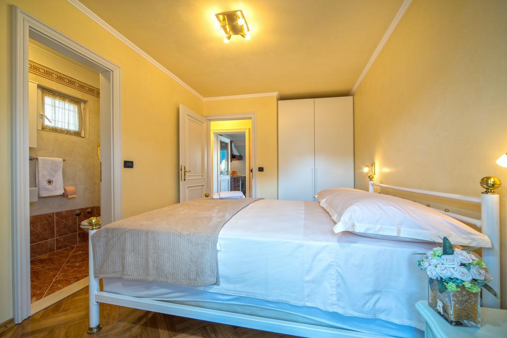 אומיס Apartments Anna מראה חיצוני תמונה