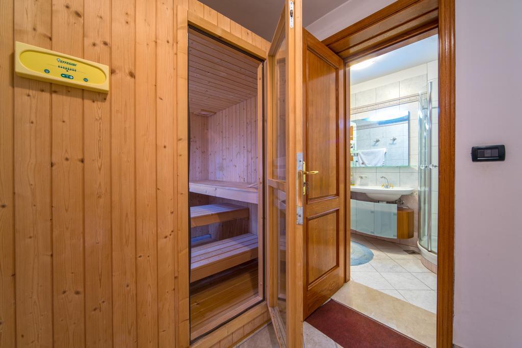 אומיס Apartments Anna מראה חיצוני תמונה