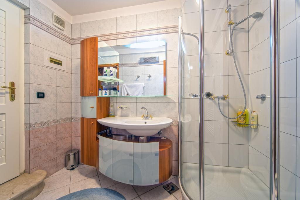 אומיס Apartments Anna מראה חיצוני תמונה