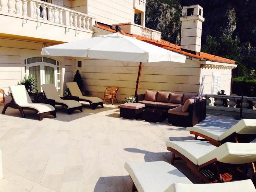 אומיס Apartments Anna מראה חיצוני תמונה